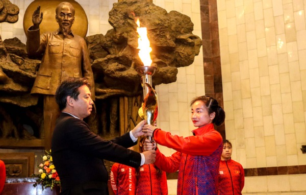 Thứ trưởng Bộ VHTTDL Hoàng Đạo Cương trao ngọn lửa thiêng cho VĐV điền kinh Nguyễn Thị Oanh